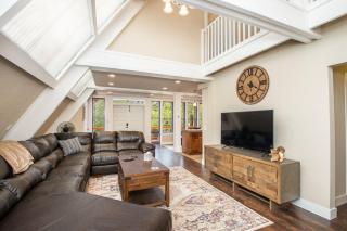 Blissful Pine A-Frame Chalet Deck Game Room Mother-in-Law Suite Sleeps 16 - Mountainaire - 4