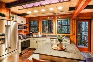 Treetop Hideaway, Sleeps 2 - Glacier - 8