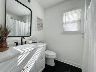 Modern Home Near Beach & City Dog Friendly - 7