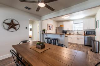 Seaside Escape Two Fully Remodeled Homes for Your Group - 4