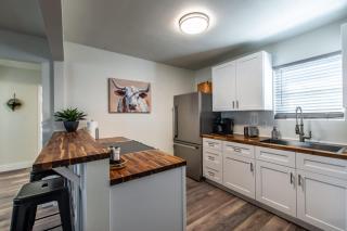 Seaside Escape Two Fully Remodeled Homes for Your Group - 1