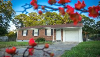 King Size Comfort and Space with Big Backyard Near Airport - Riverdale - 0