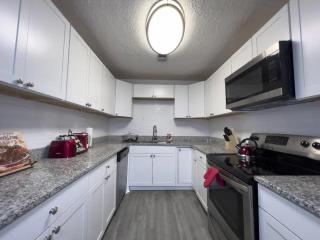 King Size Comfort and Space with Big Backyard Near Airport - Riverdale - 9