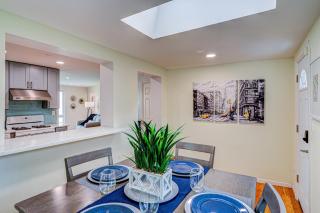 Cozy Home Sleeps 10 Lombard Chicago Suburb - 5