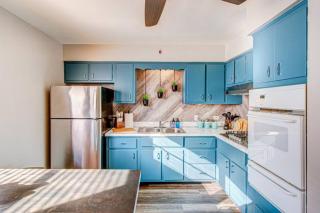 Cabin Theme 2 BR Elmwood Park Condo - Elmwood Park - 9
