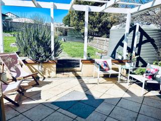 Updated Cottage on Large Sunny Block - 5 mins-CBD - Canadian - 4