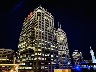 Downtown 2BR Penthouse Suite with Balcony and Direct Skybridge Access - Indianápolis - 1