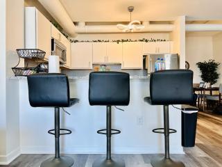 Downtown 2BR Penthouse Suite with Balcony and Direct Skybridge Access - Indianápolis - 4