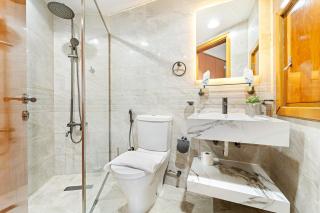 Luxury 1BR with Lake View Near Downtown Balcony and Pool Access - 3