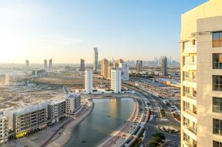 Luxury 1BR with Lake View Near Downtown Balcony and Pool Access - 0