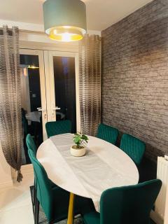 Cozy Exeter 3 bed Home with Free Parking - 4