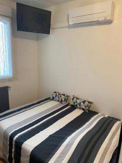 Nancy, Magnifique studio totalement climatisé, meublé, salle de bains et wc séparés, parking privé, cuisine équipée, WIFI - 3
