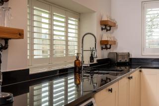 Chiff Chaff - Gorgeous, centrally located detached holiday home with gated deck and direct lake access - Somerford Keynes - 4