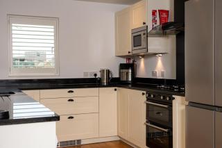 Chiff Chaff - Gorgeous, centrally located detached holiday home with gated deck and direct lake access - Somerford Keynes - 1