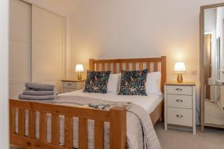 Chiff Chaff - Gorgeous, centrally located detached holiday home with gated deck and direct lake access - 3