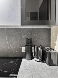 Cozy Oasis in Airport l Studio I WiFi DSTV Gym Patio Pool - 5