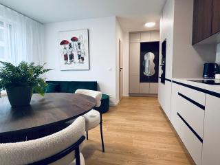 Luxury Hot Tub Apartment with Free Private Parking - Trnava - 9