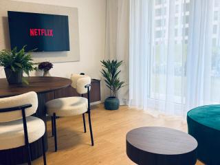 Luxury Apartment with Free Private Parking - 8