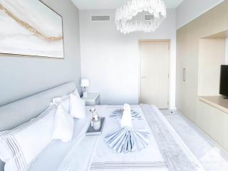 Elegant Burj Royale One-Bedroom & City Views - 3