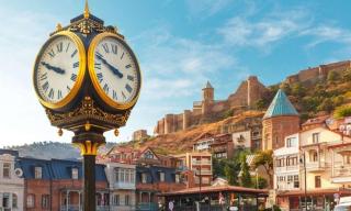 Colorful & Central 2 Bedroom Apt With A Patio - 4