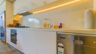 F3 Lovely One for Family or Friend With Parking - Sidney - 6