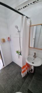 Taefoo Homestay - Paris Room Free Wifi, Air Conditioner & 3 Shared Bathrooms COOL & COZY - Timuran - 2