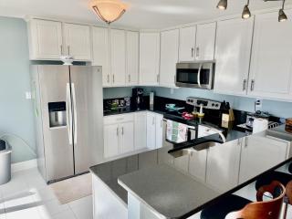 Big Waterfront House with Amazing View and Swim Deck home - 8