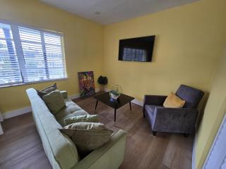 Vibrant Cuban-Style Stay Cozy for 6 Guests! - Miami - 0
