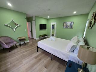Vibrant Cuban-Style Stay Cozy for 6 Guests! - Miami - 6