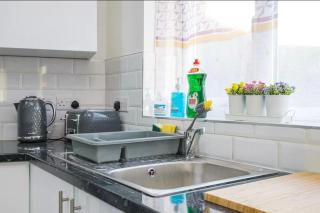 Contractor Haven, 6 bed house, sleeps 14 Parking x 2 WIFI Smart TV Central location - 7