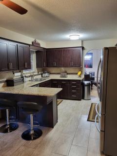 Family Retreat with swimming pool and pool table near the lake - 6