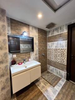 Family-Friendly 2BR with All Amenities - Lahore - 0