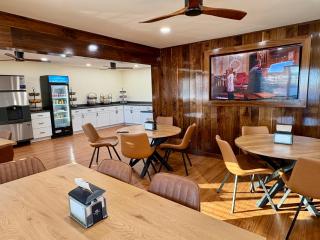 Americas Best Value Inn Wall - 4