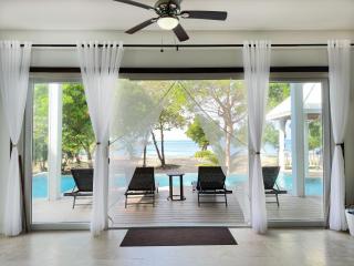 Updated Beachfront Paradise Infinity Pool Roatan - 8