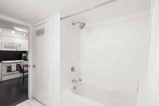 Modern 1BR King Suite, Central Downtown Toronto - 7