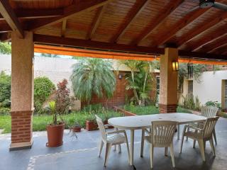 Casa céntrica amplia con patio - 1