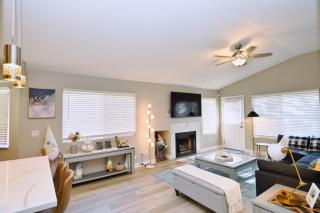 Near the Strip, Smart TVs, WiFi, private garage and backyard - 4