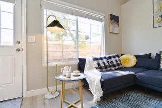 Near the Strip, Smart TVs, WiFi, private garage and backyard - 5