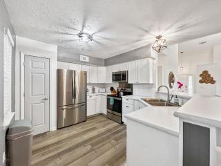 The Paramour comfy home with ground floor bedroom and fenced in yard - 9