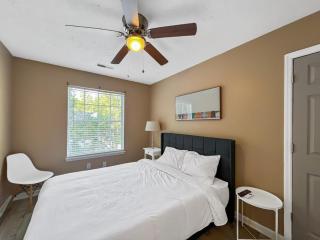 The Paramour comfy home with ground floor bedroom and fenced in yard - 7
