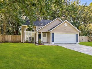 The Paramour comfy home with ground floor bedroom and fenced in yard - Summerville - 5