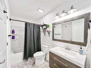 The Paramour comfy home with ground floor bedroom and fenced in yard - Summerville - 2