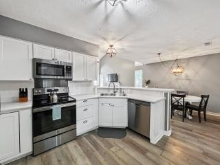The Paramour comfy home with ground floor bedroom and fenced in yard - 2