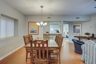 Rare Large 3 BR Near Beach Shops Restaurants & Bars Huge Pool & Free Tennis - Hilton Head Island - 2