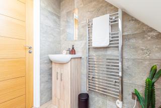 Contemporary 2-Bed Penthouse Central Stay! - 4