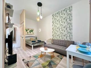 Colorful Condo by the Danube - Budapest - 9