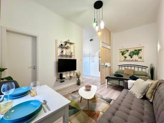 Colorful Condo by the Danube - Budapest - 0