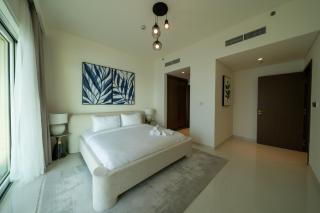 Homes & Beyond I Pristine 2BR with Waterfront view - 1