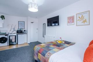 Jephsons Lodge Studio 6 - Town Centre Gem, Parking, WiFi & Free Netflix - Leamington Spa - 8