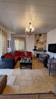 Cozy Mountain Retreat with Views - 0